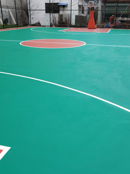 运粮湖管理区 球场长期使用易出现地面开裂